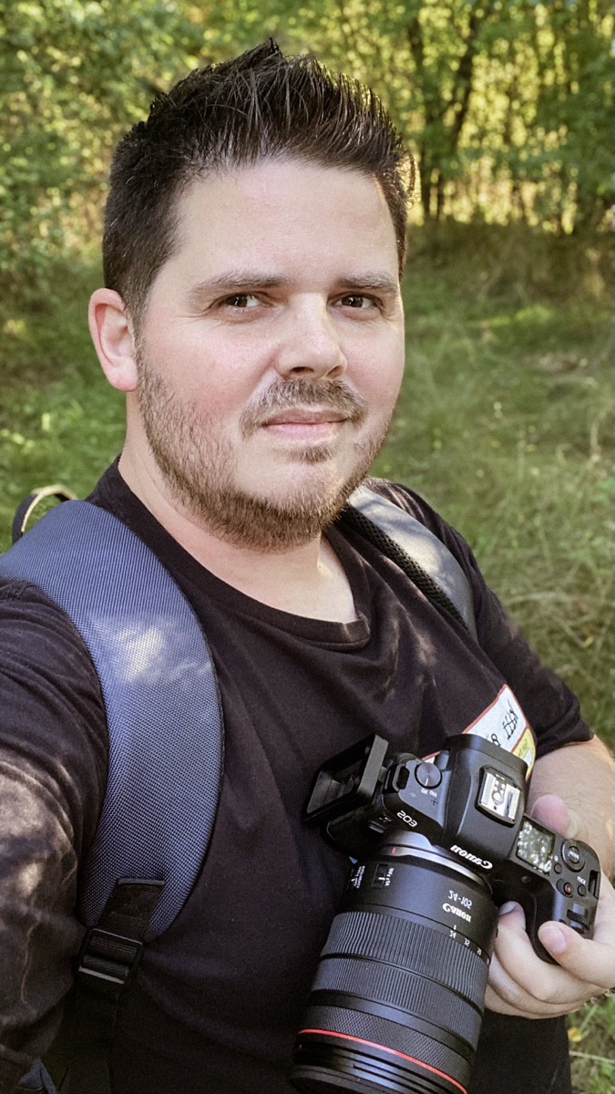 Michal Krejčíř, krajinářský fotograf z Moravské Třebové, s fotoaparátem Canon v lese